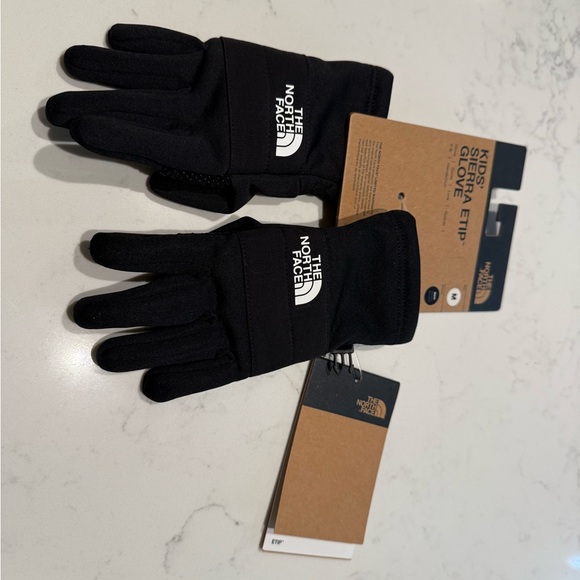 NWT Kid’s The North Face Black winter Gloves - Picture 1 of 8